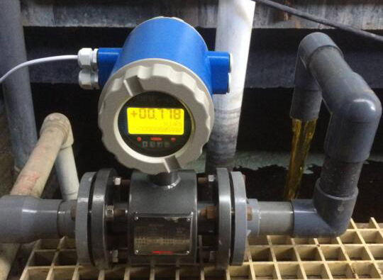 智能直顯型電磁流量計現場安裝使用圖